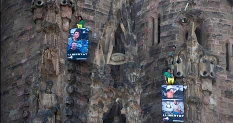 Greenpeace 'hijacks' Spain's Sagrada Familia
