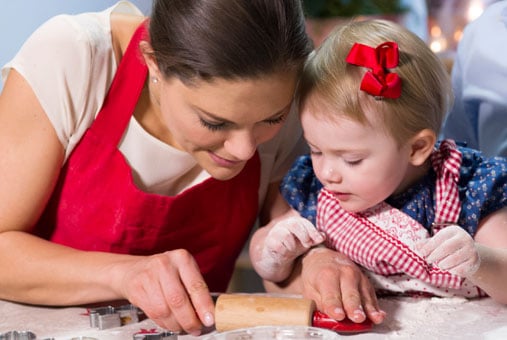 Estelle and Crown Princess Victoria make gingerbread in 2013.Photo: Kungahuset
