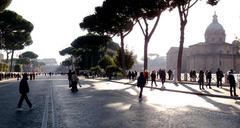 Rome tourist harassed to pay human statue