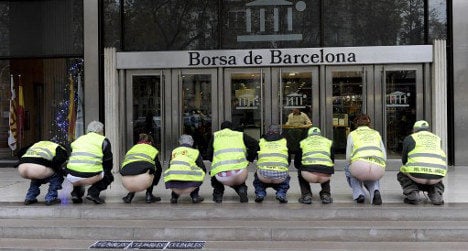 Spain's hippy pensioners moon to protest cuts