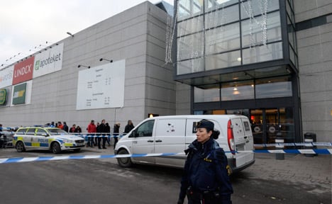 Security guard shot in holiday shopping rush