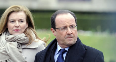 Hollande pays visit to 'first lady' in hospital