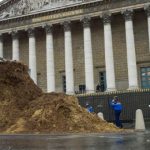 Tonnes of dung dumped at French parliament