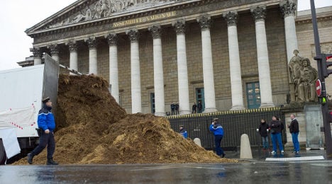 Tonnes of dung dumped at French parliament