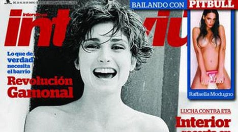 Spanish mag publishes topless Julie Gayet pics