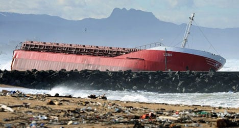 French rescuers pump stricken Spanish ship