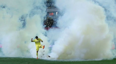 Liga match halted after tear gas bomb thrown