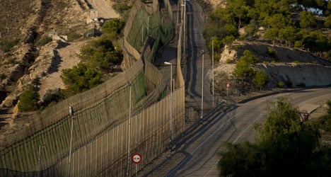 100 immigrants jump border to enter Spain