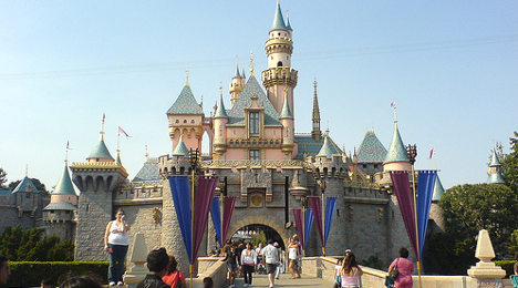 Disneyland Paris to recruit 8,000 new staff