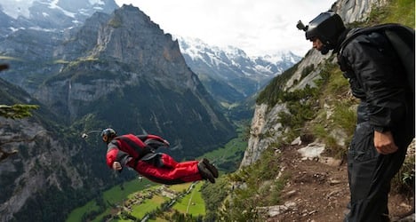 Woman base jumper dies in Bernese Oberland