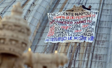 Man stages debt protest on dome of St.Peter’s