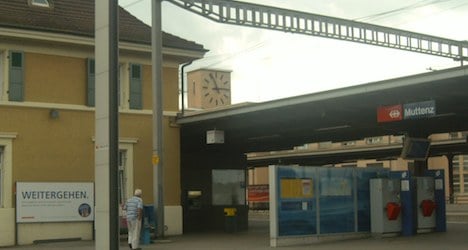 Zurich football hooligans block railway line