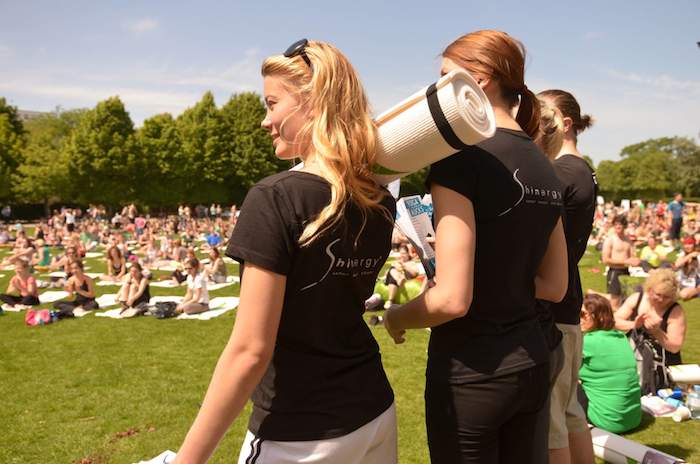 5,000 people do yoga in a park in Vienna