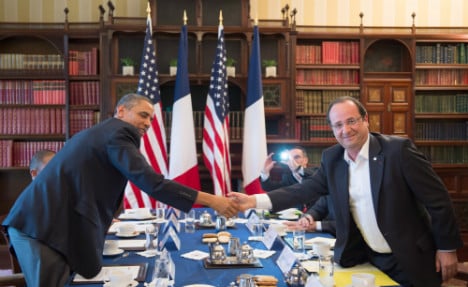 Hollande, Obama warn Russia of new sanctions