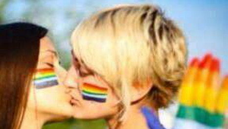 Facebook scraps Italian's account over lesbian kiss