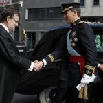 King Felipe VI (R) shakes hands wih Spanish Prime Minister Mariano Rajoy on arrival at the Congress.Photo: Sergio Barrenechea/AFP