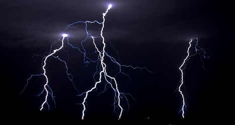 Man killed by lightning outside cemetery