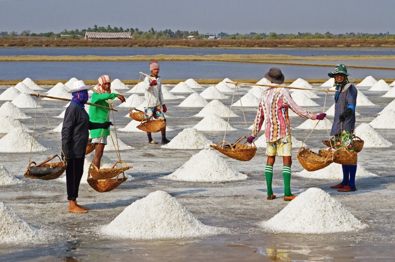 Spilling salt
According to Swedish superstition, to spill salt gives bad luck. This suggest that the people pictured above may be in serious danger. They may not have spilled it but there is evidently a whole lot of salt on the ground which surely means something.Photo: Dullhunk/Flickr (file)