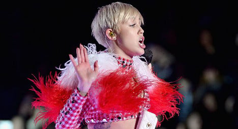 Miley Cyrus waves wrong flag at Spanish concert