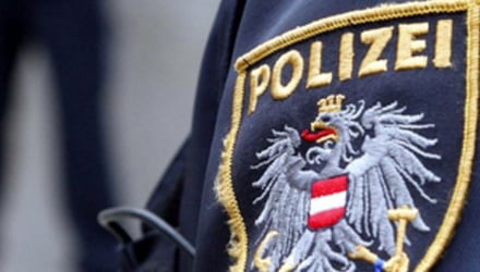 Police ‘kettled’ whilst attempting arrest