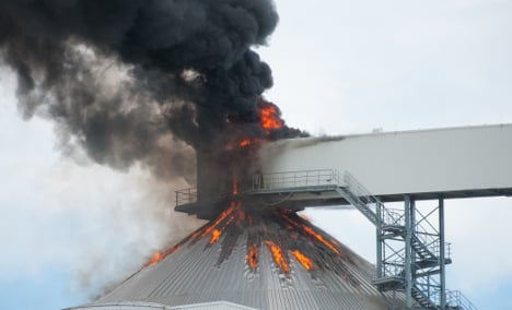 Silo with 40,000 tonnes of sugar on fire