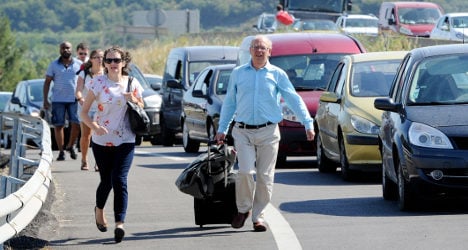 Strikes force travellers to walk to French airports