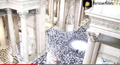 Artist plasters Panthéon with 4,000 selfies