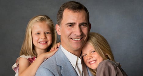 Spain’s king-to-be poses with daughters