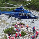 The chopper, now carrying the injured Westhauser, takes off from the mountainside on Thursday morning.Photo: DPA