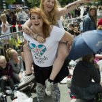 Victoria Arenblad, 15, from Haninge and friend Mathilda Nordström, 16, from Solna get in the swing of things before the concert. Photo: Claudio Bresciani / TT