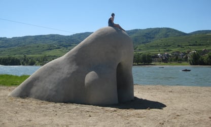 Giant art gets up FPÖ's nose
