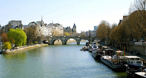Peeing man drowns after being pushed into Seine