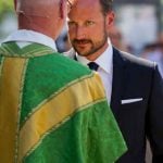 Crown Prince Haakon talks with Trond Bakkevig, acting bishop in Oslo, as the Royal leaves a memorial service in Oslo cathedral on Tuesday.Photo: Vegard Grøtt / NTB scanpix