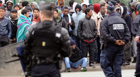 Violence erupts among migrants in Calais