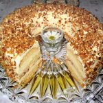 <b>Frankfurter Kranz:</b>
A firm spongecake, layers of butter cream, all topped with a generous sprinkling of candied nuts called <i>Krokant</i>. It may not be as well known as Black Forest Cake, but this specialty of Frankfurt deserves to be just as famous. 
Photo: Wikimedia Commons