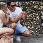 Paris tourists defy anti-love locks crusade
