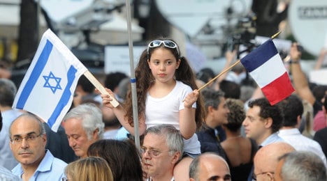 Thousands march in Paris to back Israel