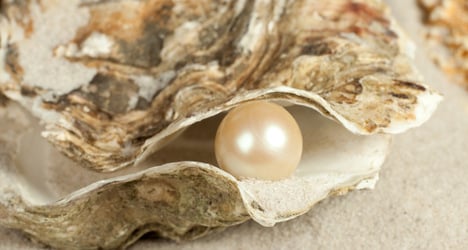 Italian diner finds five pearls in oyster