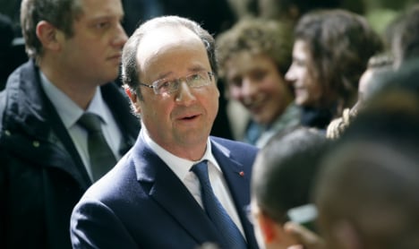 Under-fire Hollande faces crunch confidence vote