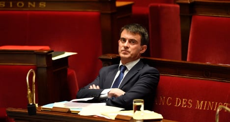 Valls' government survives confidence vote