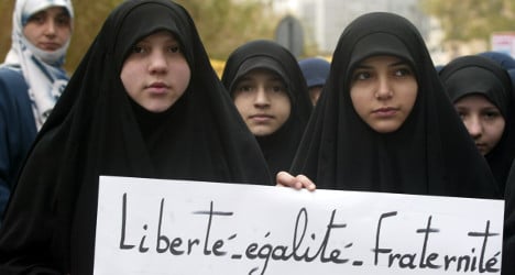 Paris university sorry for Muslim veil 'gaffe'