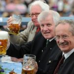 Former Munich mayors Christian Ude and Hans-Jochen Vogel joined Bavarian first minister Horst Seehofer for a "prost" that crossed  political boundaries.Photo: DPA
