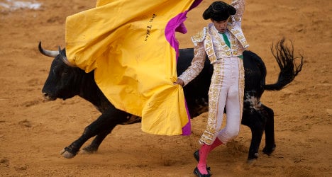 Ex-bullfighter threatens lawyer with hoe