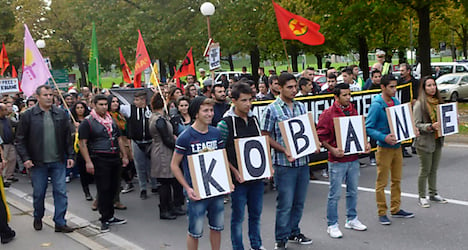 Thousands gather to support Kobane's Kurds