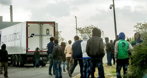 Calais migrants: A daily struggle to get to Britain