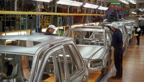 Unions set up shop at US Daimler plant
