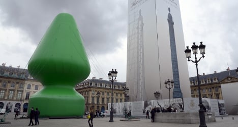 US artist smacked in Paris over giant 'sex toy'