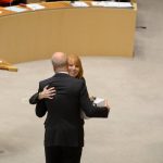 Centre Party leader Annie Lööf handed Reinfeldt a casserole dish, meat, and sausage with the words, "I hope you can create many beautiful masterpieces with this casserole dish in the future."Photo: TT