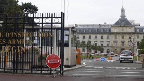 Ebola: French nurse 'tests negative' in Paris