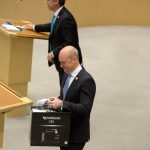 Liberal Peoples Party leader Jan Björklund handed Reinfeldt a T-shirt which read "World’s best friend" and an espresso machine. Photo: TT